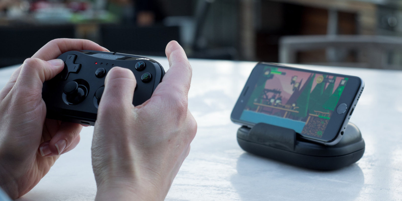 The New Kanex GoPlay Sidekick MFi Controller Has a Neat Portable Case That Doubles as a Stand